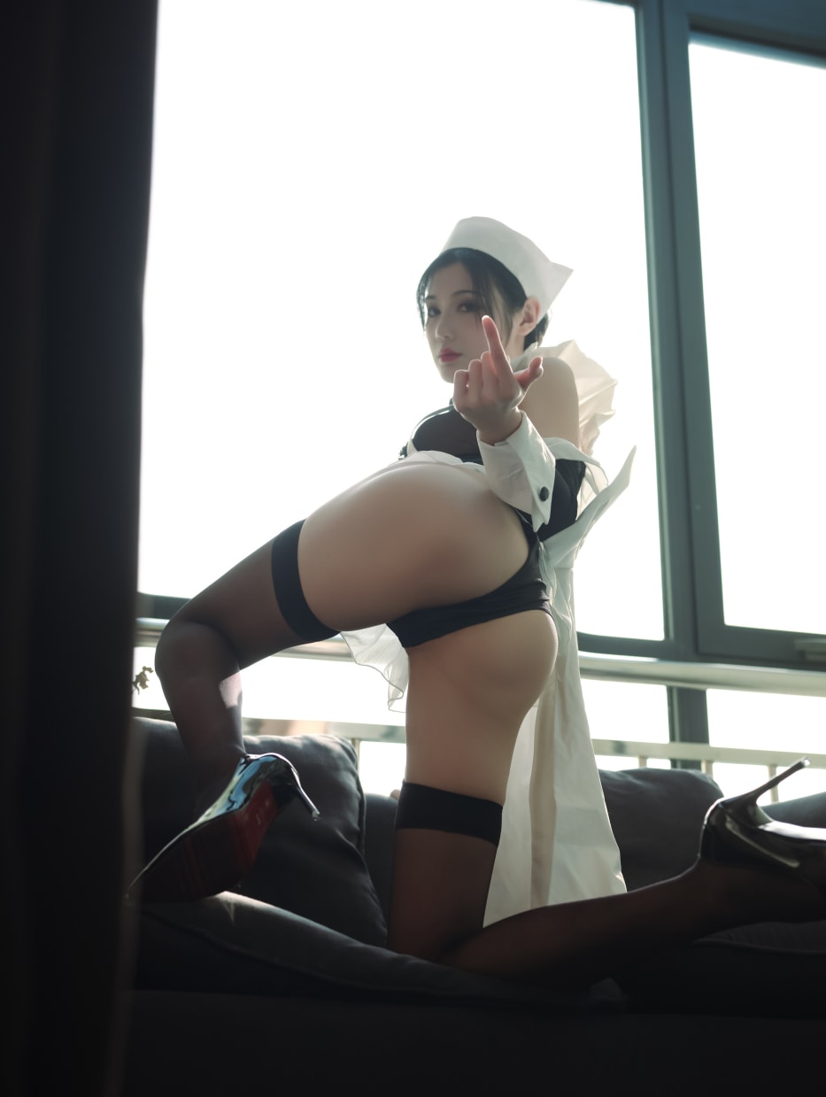 一米八的大梨子 吊带袜女仆微博照片