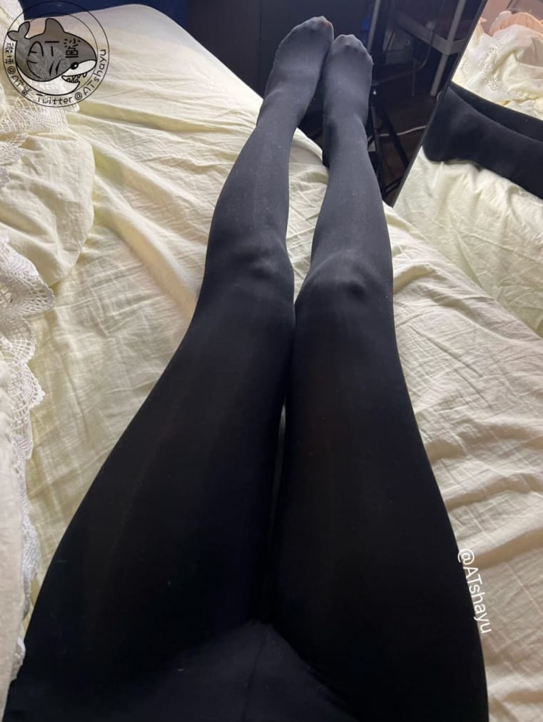 AT鲨 – 原相机质感黑裤袜看起来真不错哦